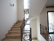 Особняк, 3 этажный, Ачапняк, Ереван